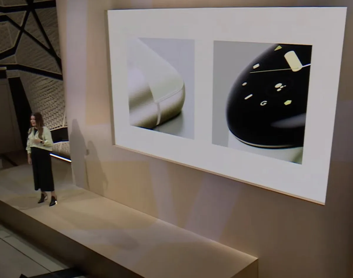 Isabelle Olsen con outfit coordinado al Pixel 7