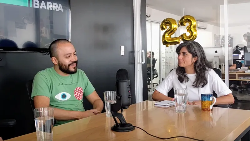 Hernán y Sarah trabajaron remoto por meses y cuando se conocieron tuvieron una charla muy natural, al final, entre copys se entienden.