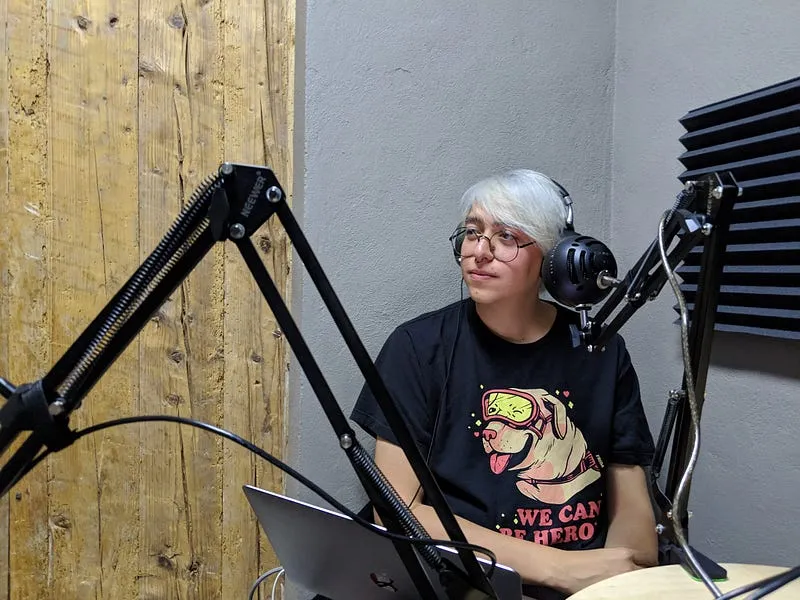 La concentración de Ale es superior al encanto de Frida, la perrita.