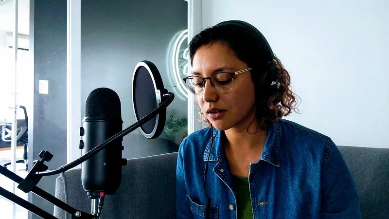 A Kat no le gusta escuchar su voz, pero le gusta grabar (y sobretodo escribir) intros y outros.