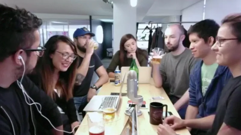 El antes, un viejo y gris Blue Yeti algo roto y la webcam que viene en un iMac.