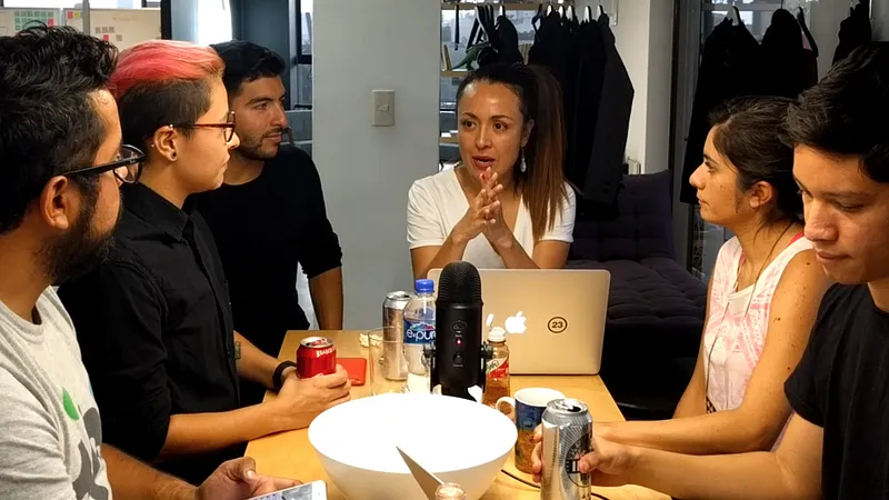 El después, una webcam Logitech c920 y un nuevo mic Blue Yeti (negro, como nuestras almas).